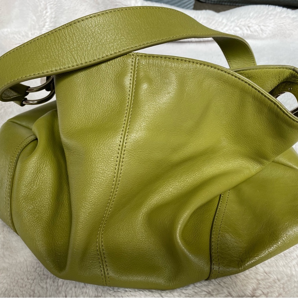 Elegant Green Leather Purse